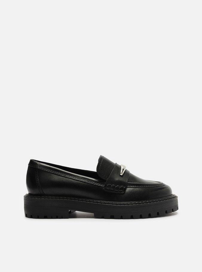 Mocassim Preto Couro Detalhe Metálico Tratorado
