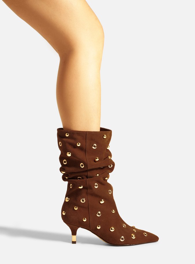 Bota Marrom Camurça Salto Fino Slouchy Rebites