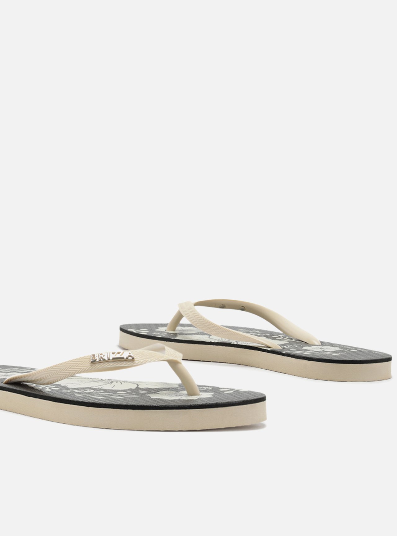 Chinelo de Dedo Preto Estampa Flores — foto 4