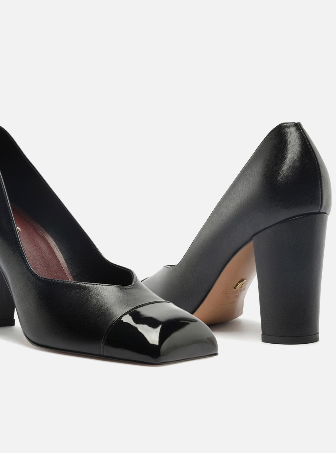 Scarpin Preto Couro Salto Bloco — foto 5