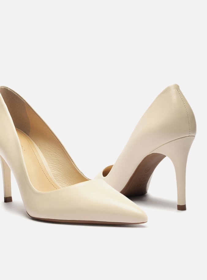 Scarpin Off-White Couro Salto Fino Bico Fino