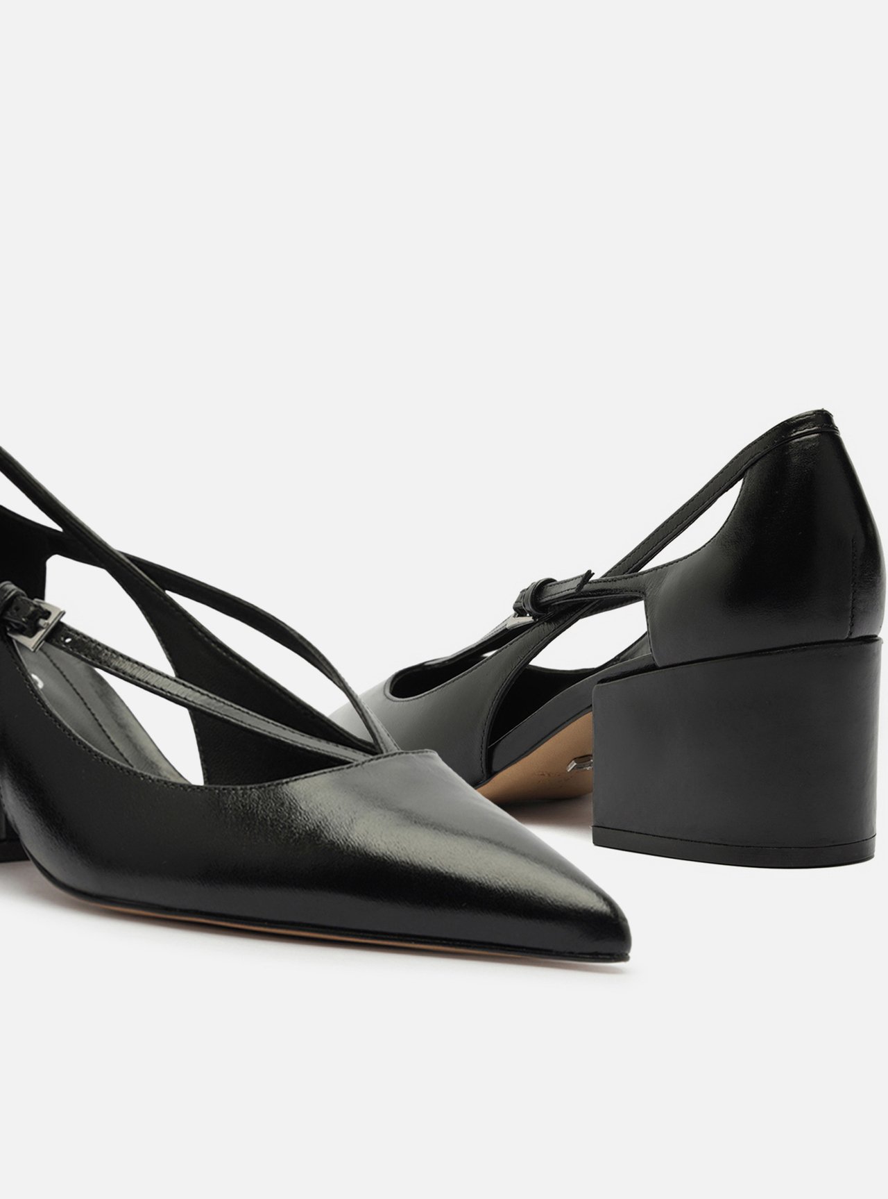Scarpin Preto Couro Bloco Semi Aberto Tiras — foto 4