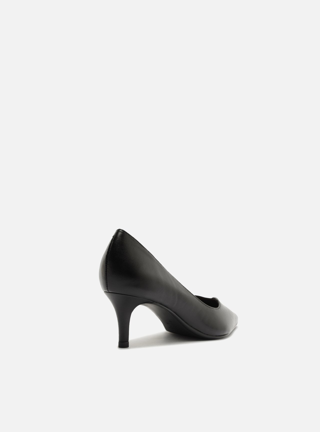 Scarpin Preto Couro Salto Baixo Fino — foto 3
