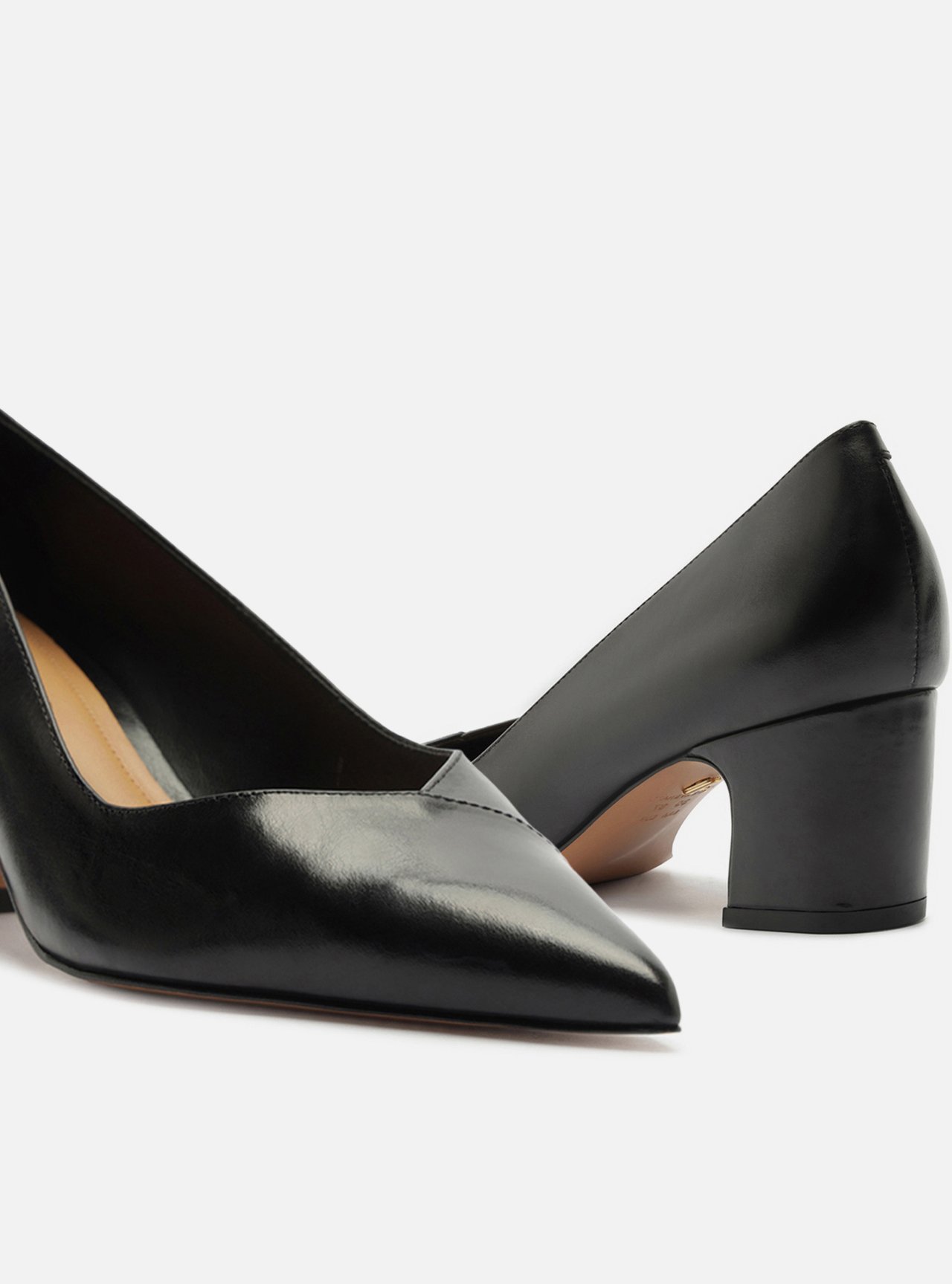 Scarpin Preto Couro Salto Bloco Médio — foto 4