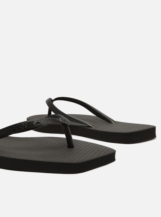 Chinelo de Dedo Preto Bico Quadrado Tiras Brizza