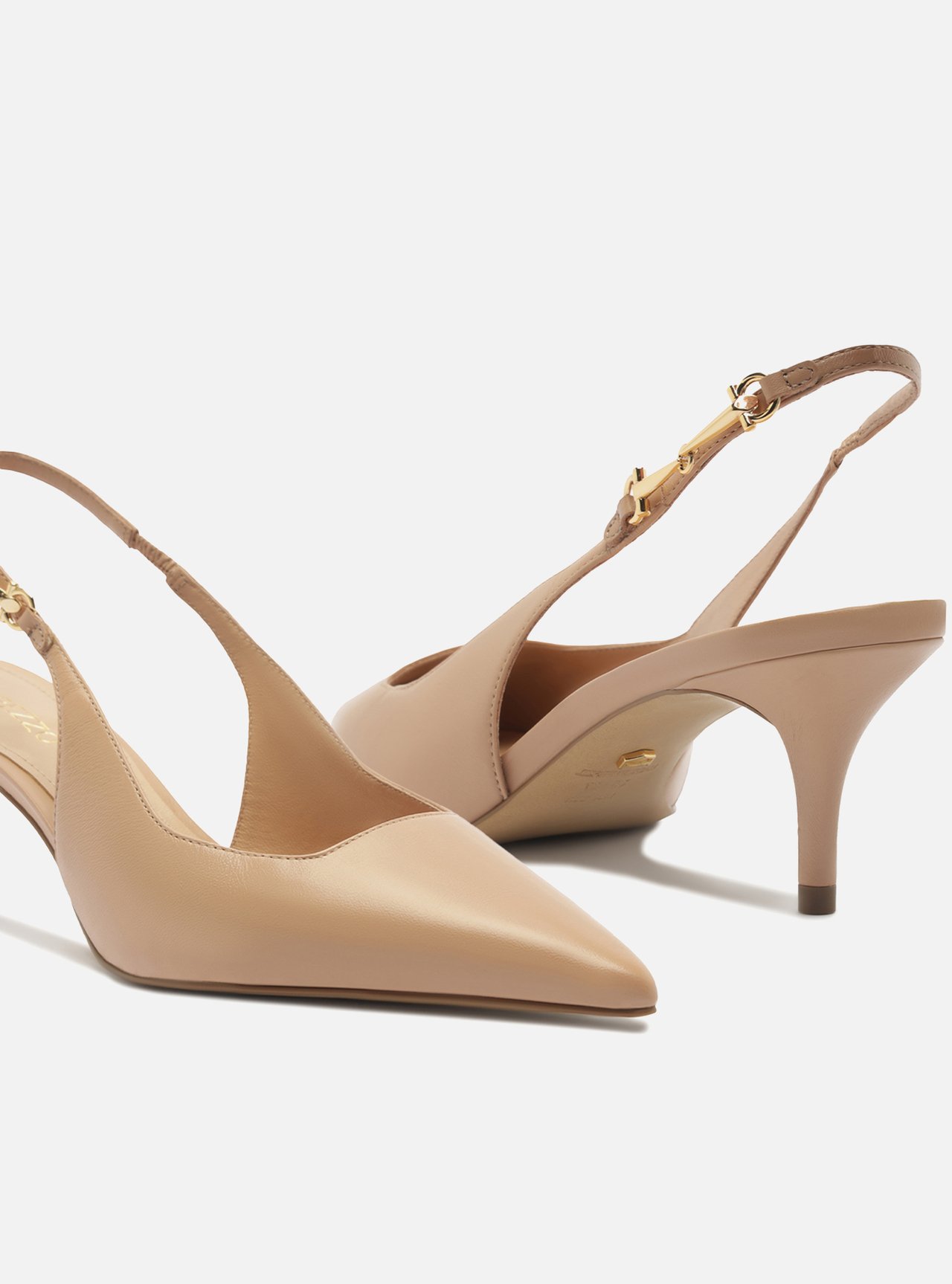 Scarpin Bege Couro Slingback Detalhe Metal — foto 4