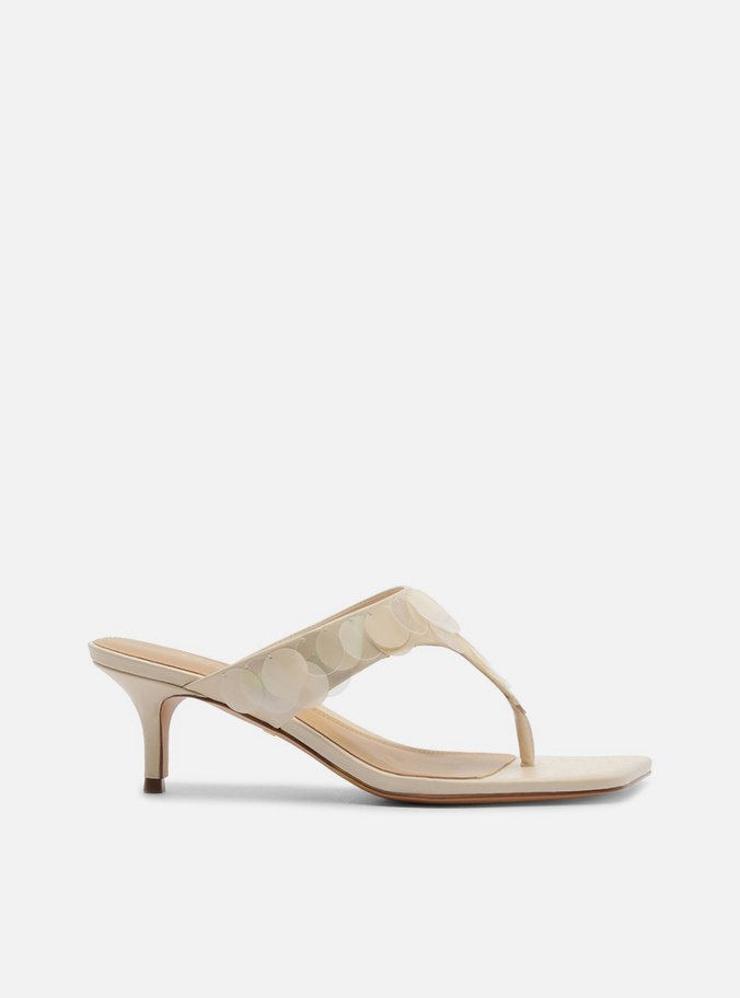 Sandália Off White Salto Médio Tira Thong Paetês