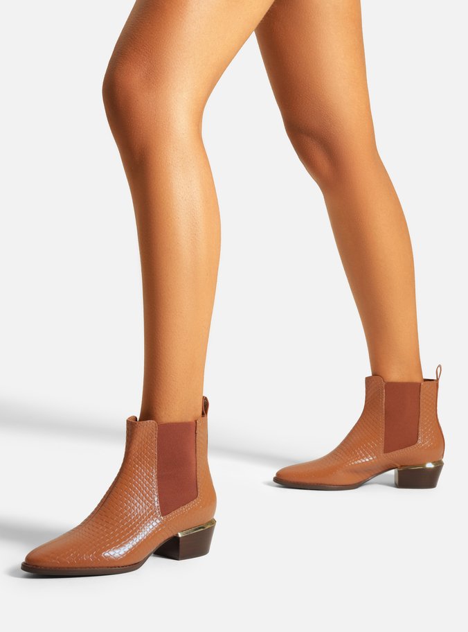 Bota Marrom Couro Skin Cano Curto Salto Baixo