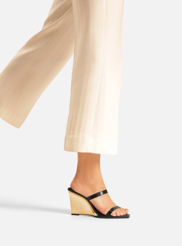 Sandália Preta Couro Salto Anabela Dourado | Arezzo