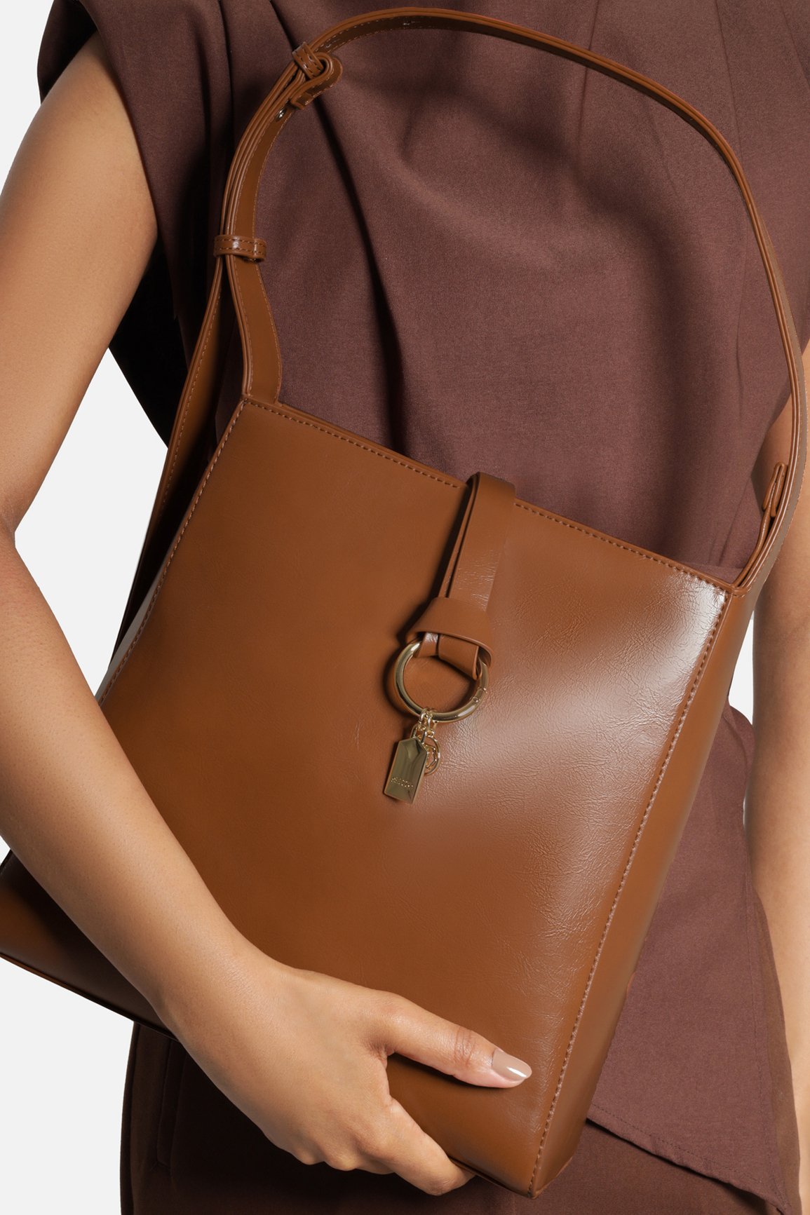Bolsa Hobo Argola Média Metais Dourados — foto 6