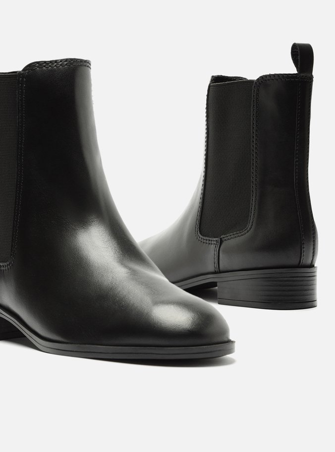 Bota Chelsea Preta Couro Cano Curto Elástico