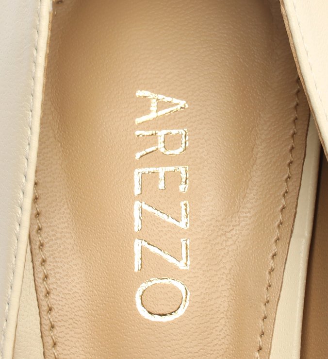 Scarpin Off-White Couro Salto Médio Bico Fino