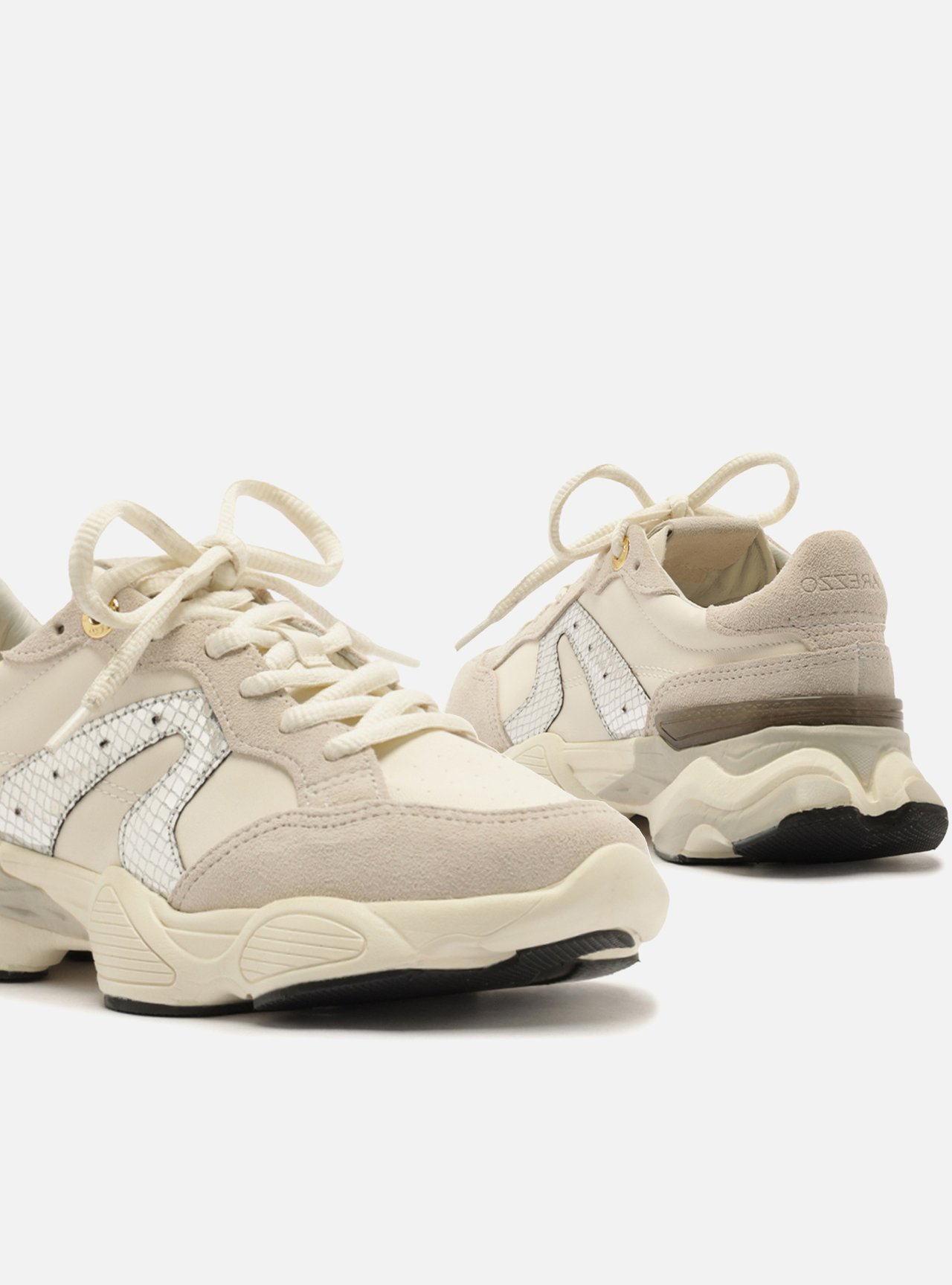 Tênis Branco Solado Esportivo Suede Metais — foto 4