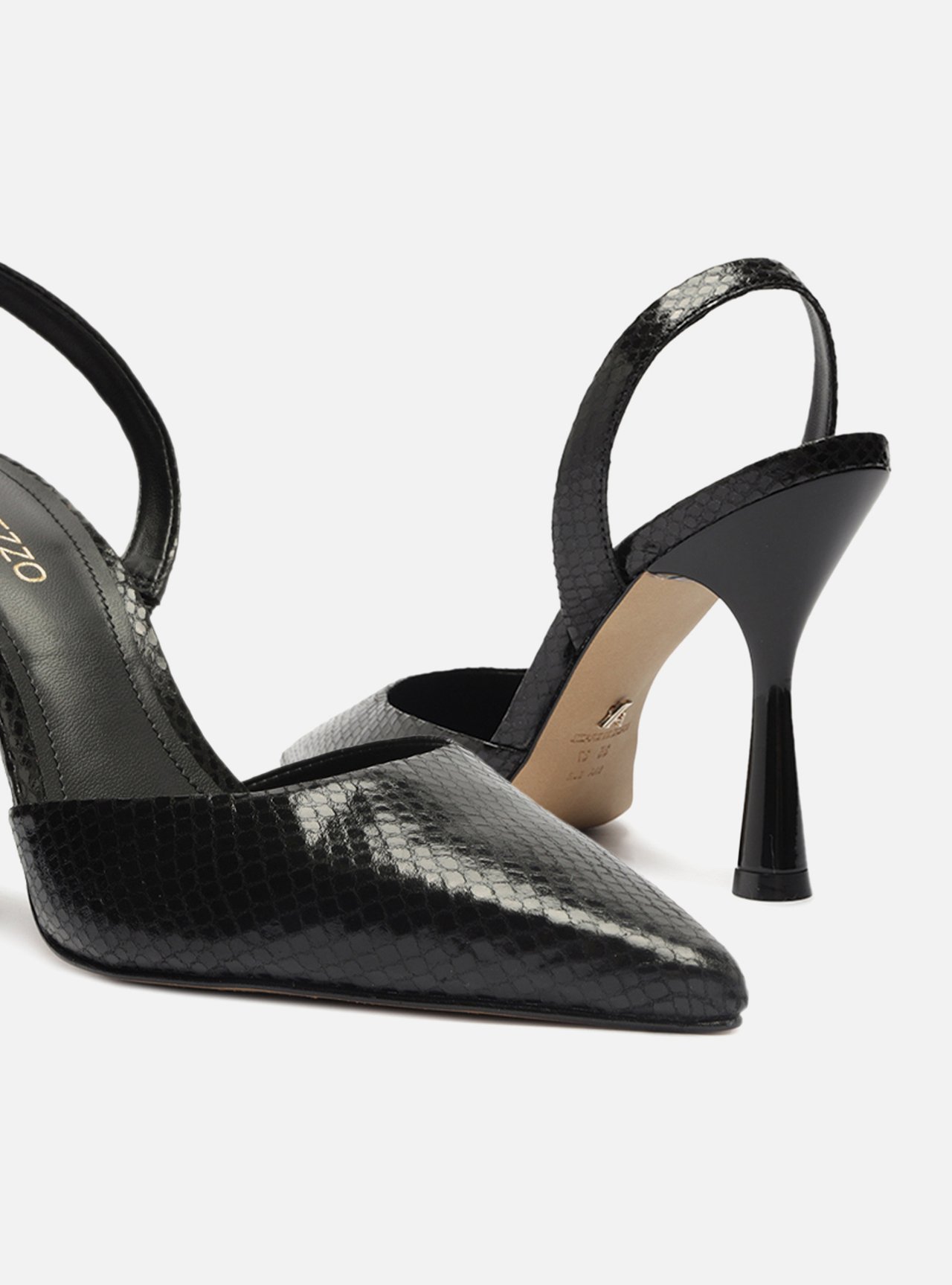 Scarpin Preto Snake Bico Fino Aberto Tira — foto 4