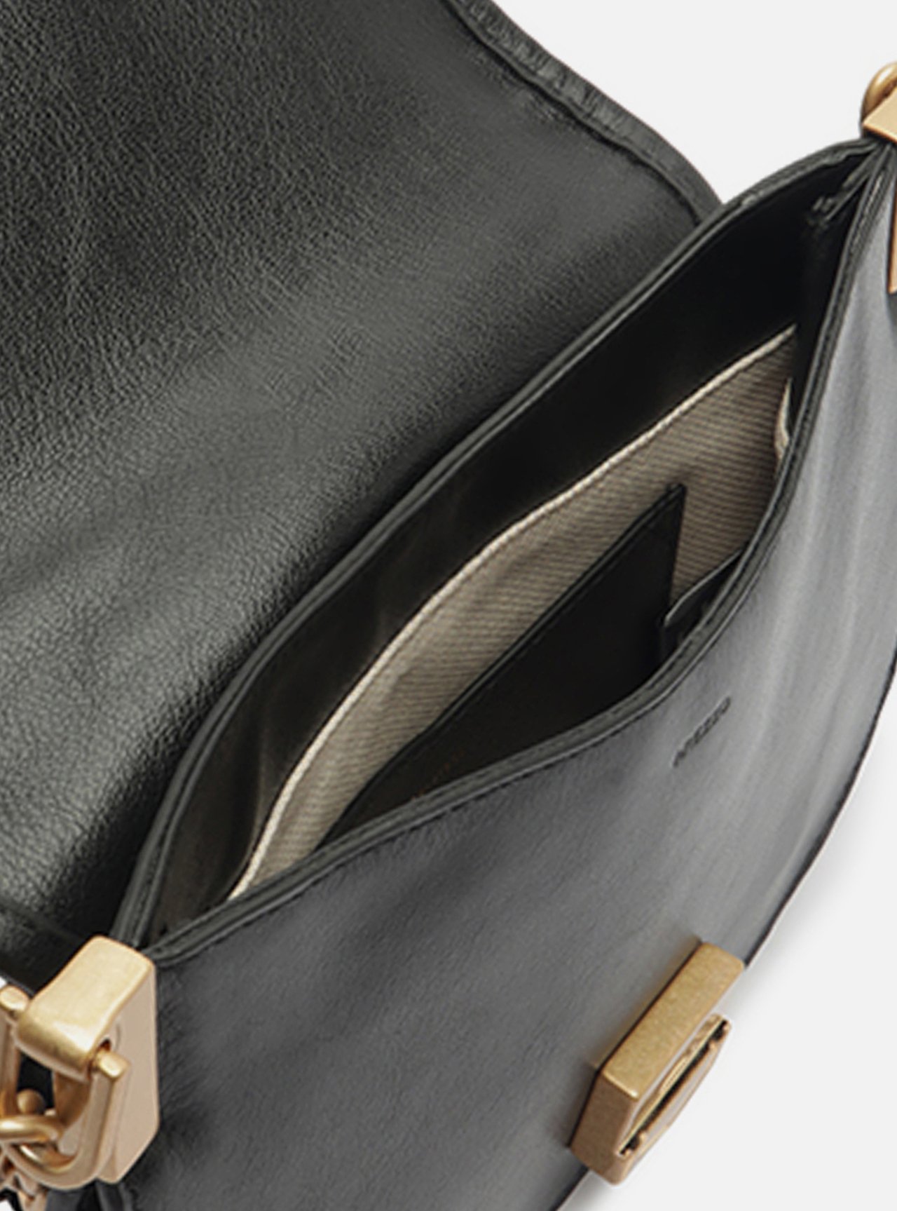 Bolsa Tiracolo Preta Couro Pequena Peça Metal — foto 4
