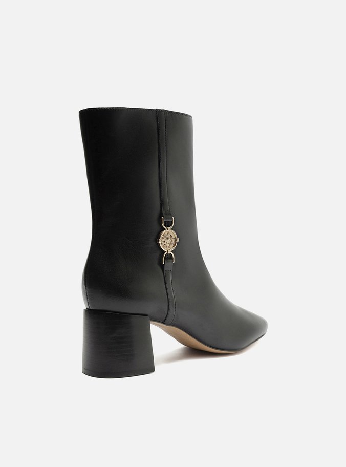 Bota Preta Couro Salto Bloco Detalhe Medalha
