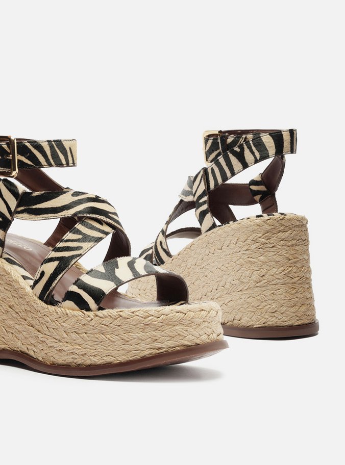 Sandália Animal Print Salto Anabela Tiras Largas