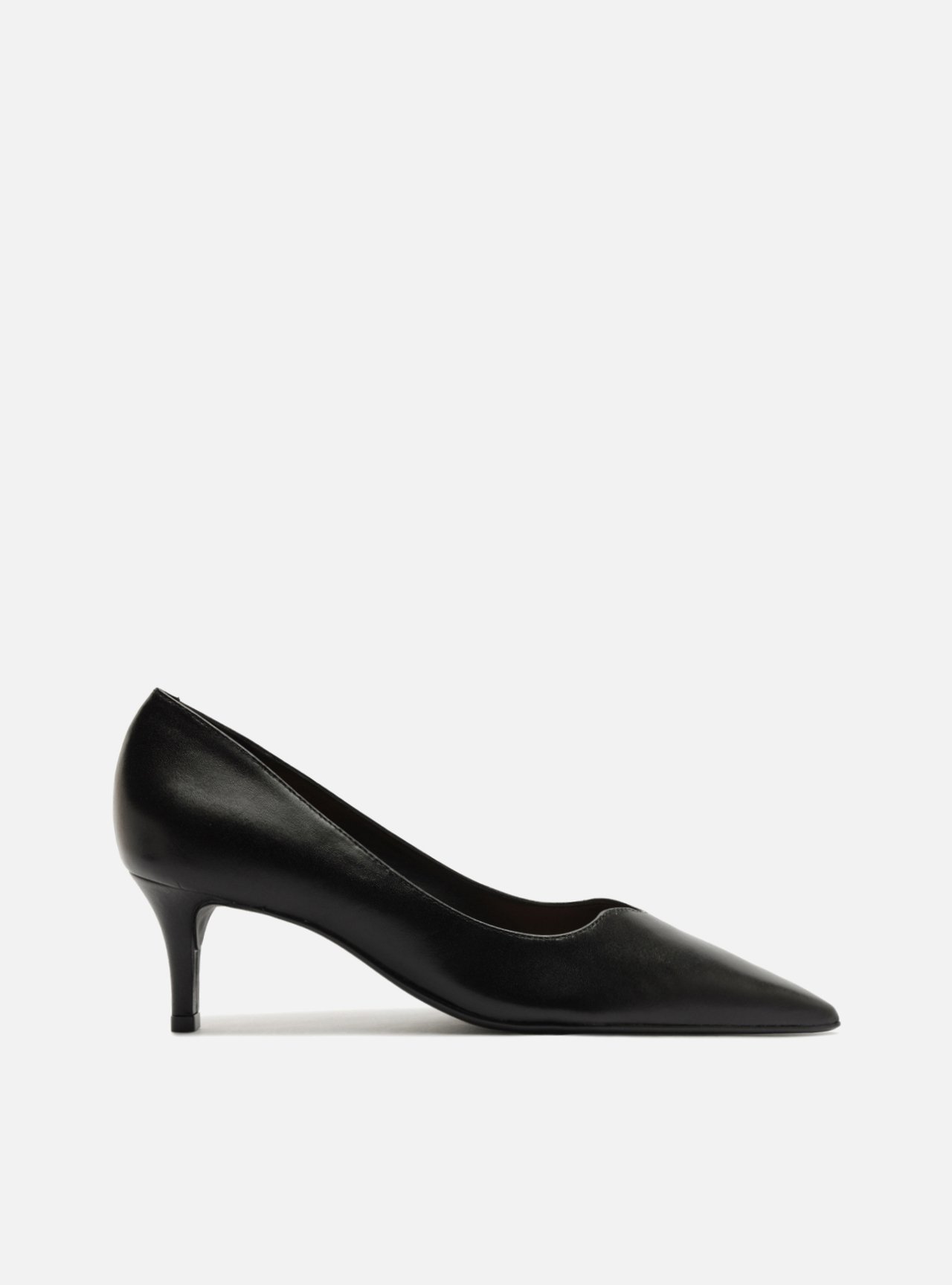Scarpin Preto Couro Salto Baixo Fino — foto 1