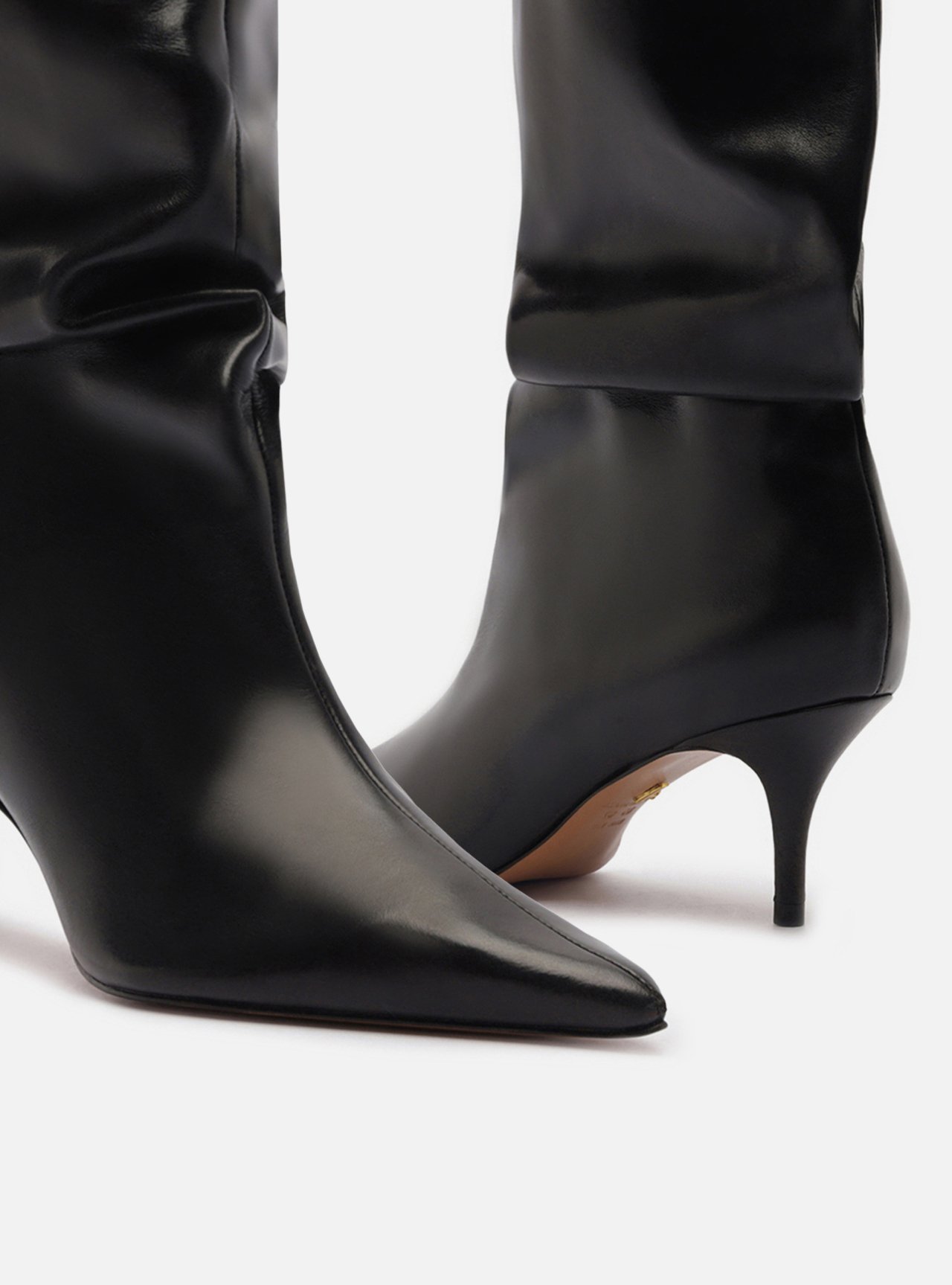 Bota Preta Couro Salto Baixo Fino Slouchy — foto 4