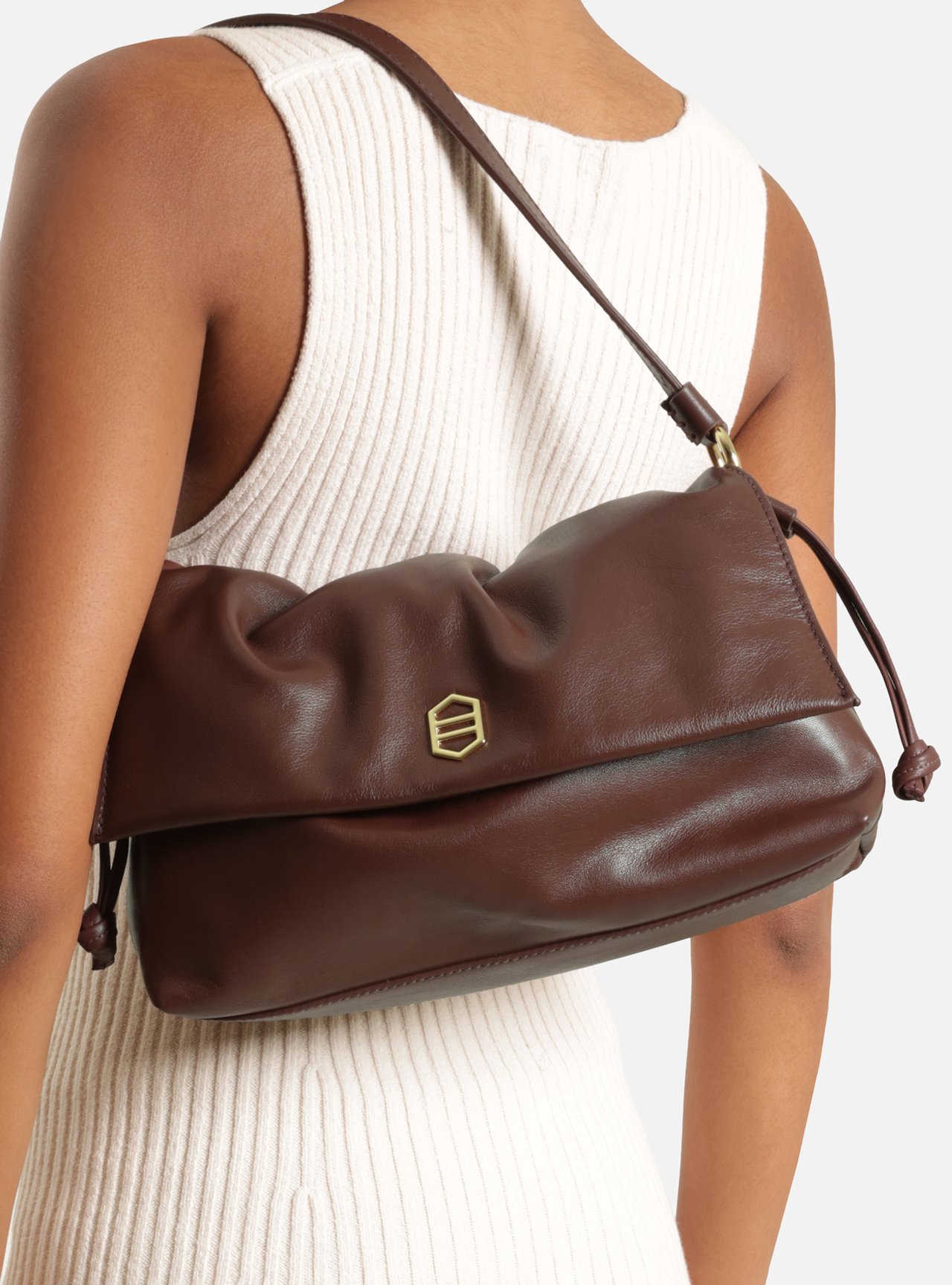 Bolsa Tiracolo Marrom Couro Média Franzida — foto 6
