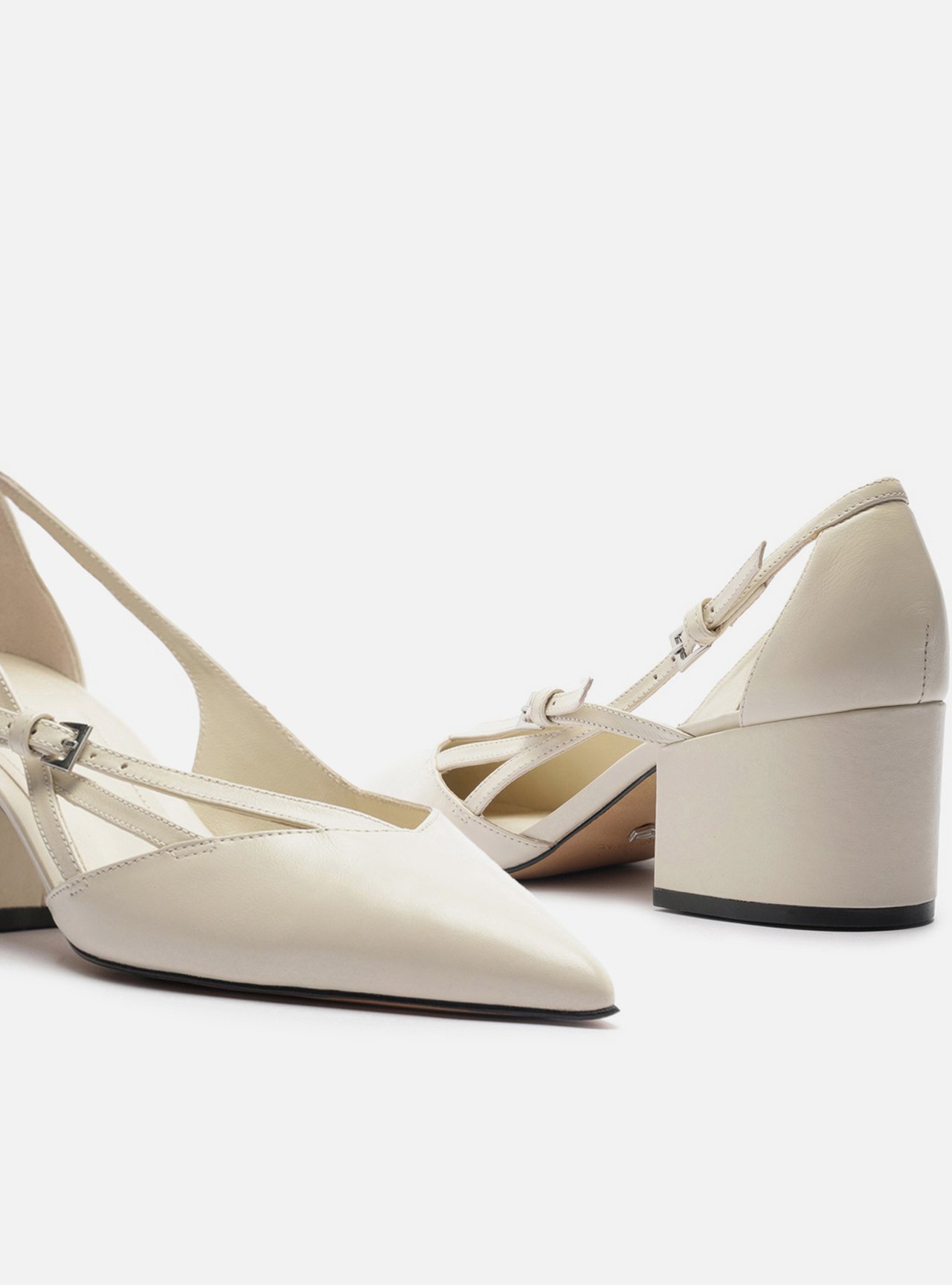 Scarpin Off-White Couro Bloco Semi Aberto Fivelas — foto 4