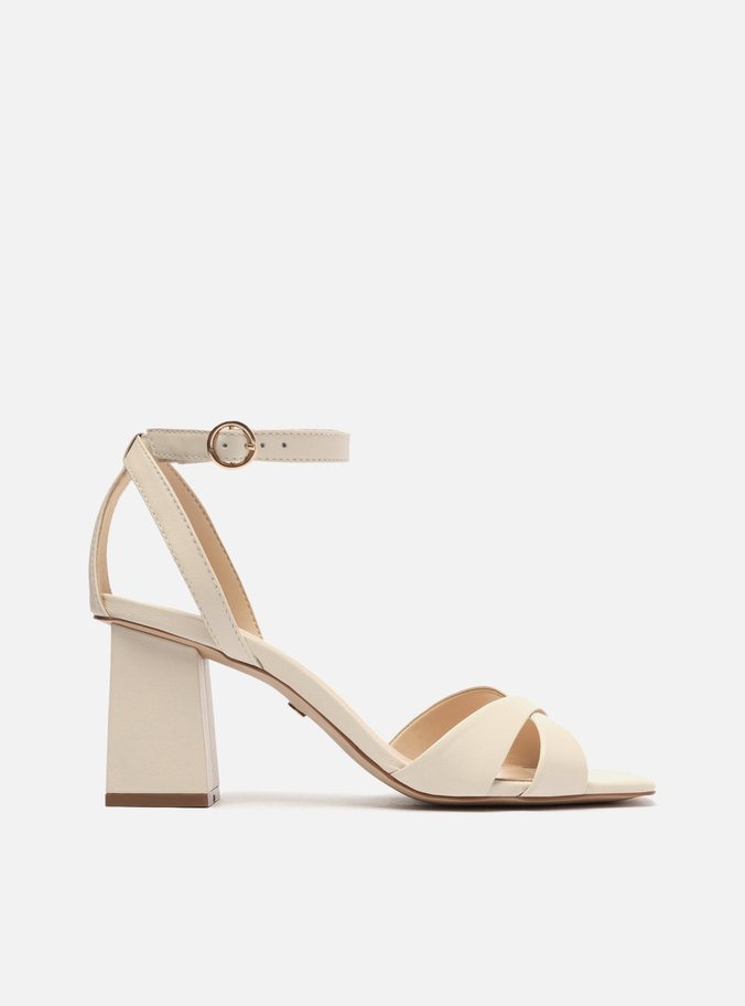 Sandália Off-White Couro Salto Bloco Clássica