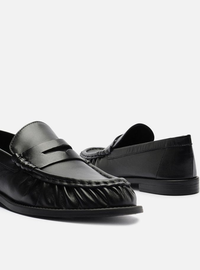 Mocassim Preto Couro Franzido Tira