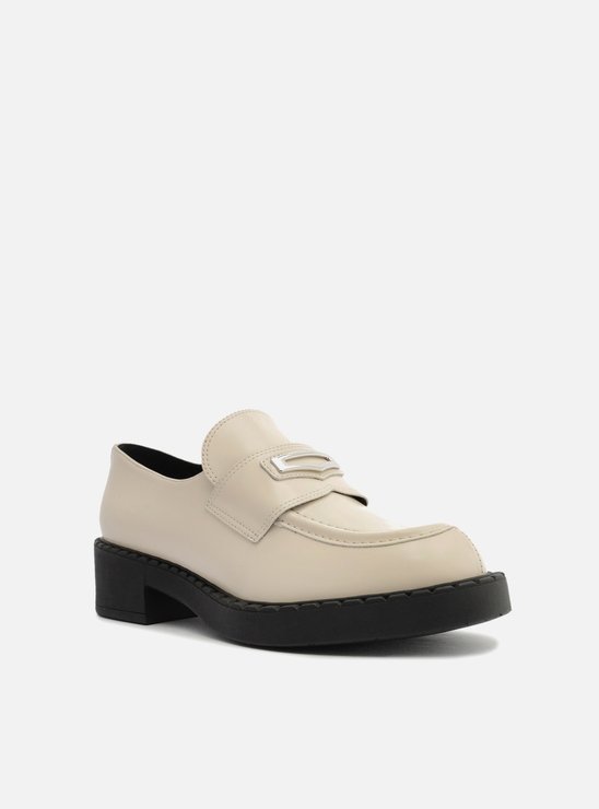 Mocassim Off-White Bico Redondo Metal