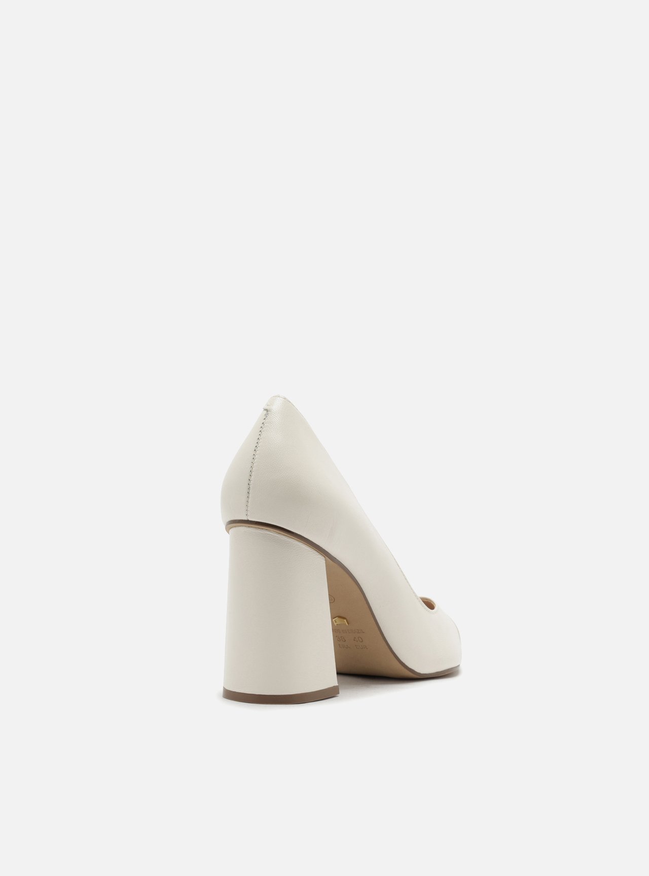 Scarpin Off White Couro Salto Bloco Laqueado — foto 3