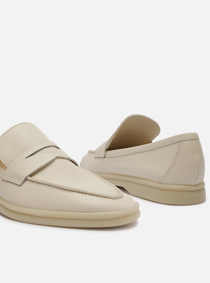 Mocassim Off-White Couro Bico Redondo Tira
