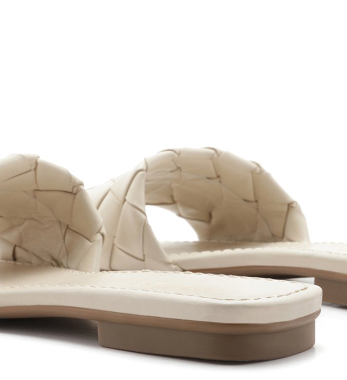 Sandália Rasteira Couro Tressê Bico Quadrado Off-White
