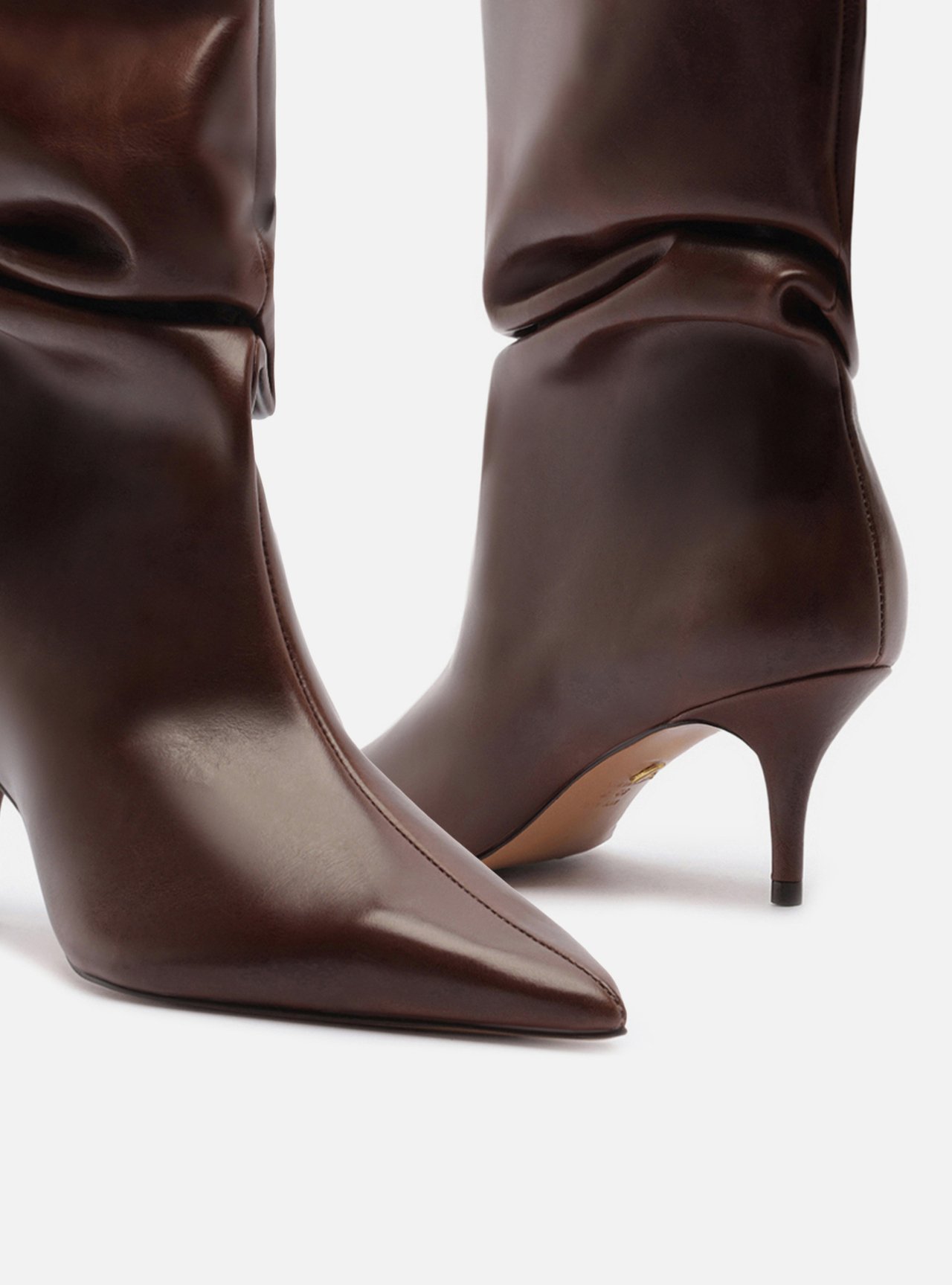 Bota Marrom Couro Salto Baixo Fino Slouchy — foto 4