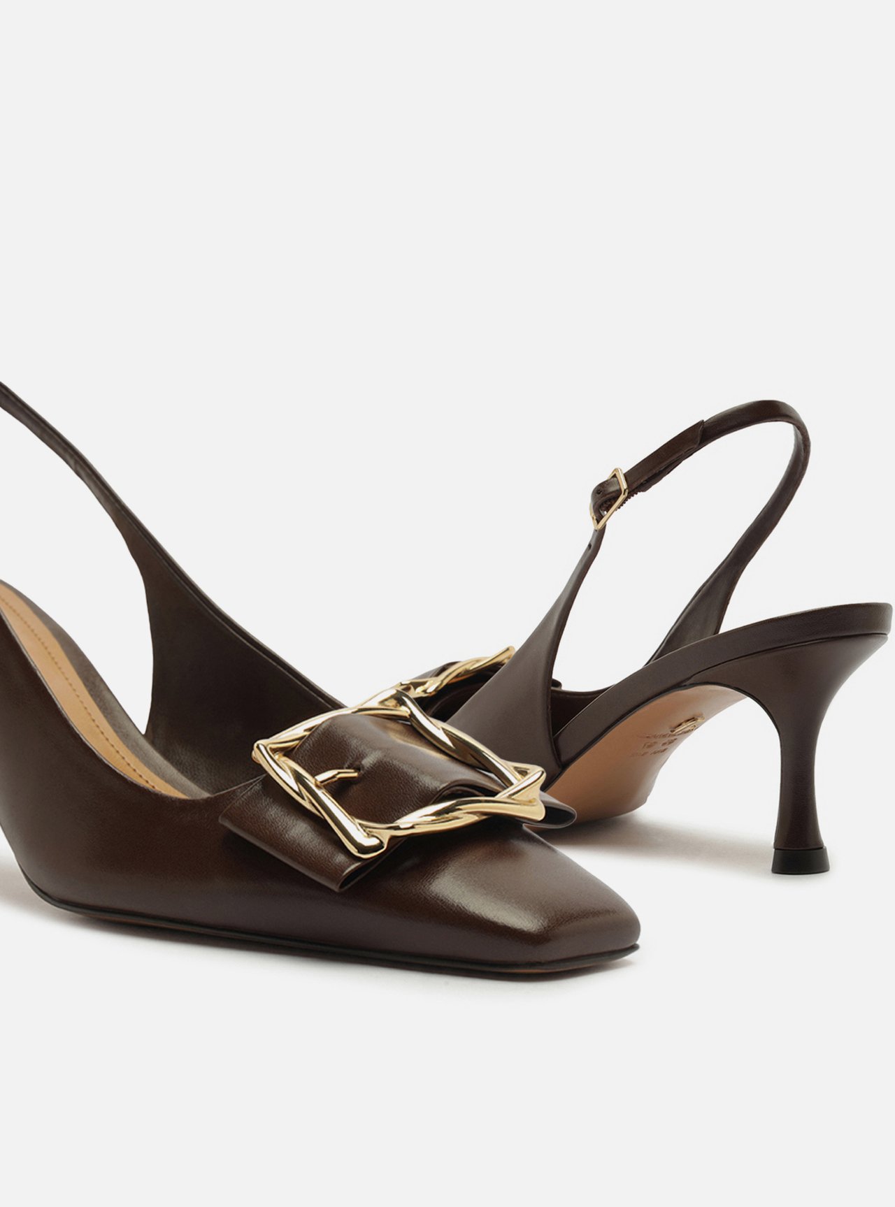 Scarpin Marrom Couro Slingback Salto Médio Fivela — foto 4