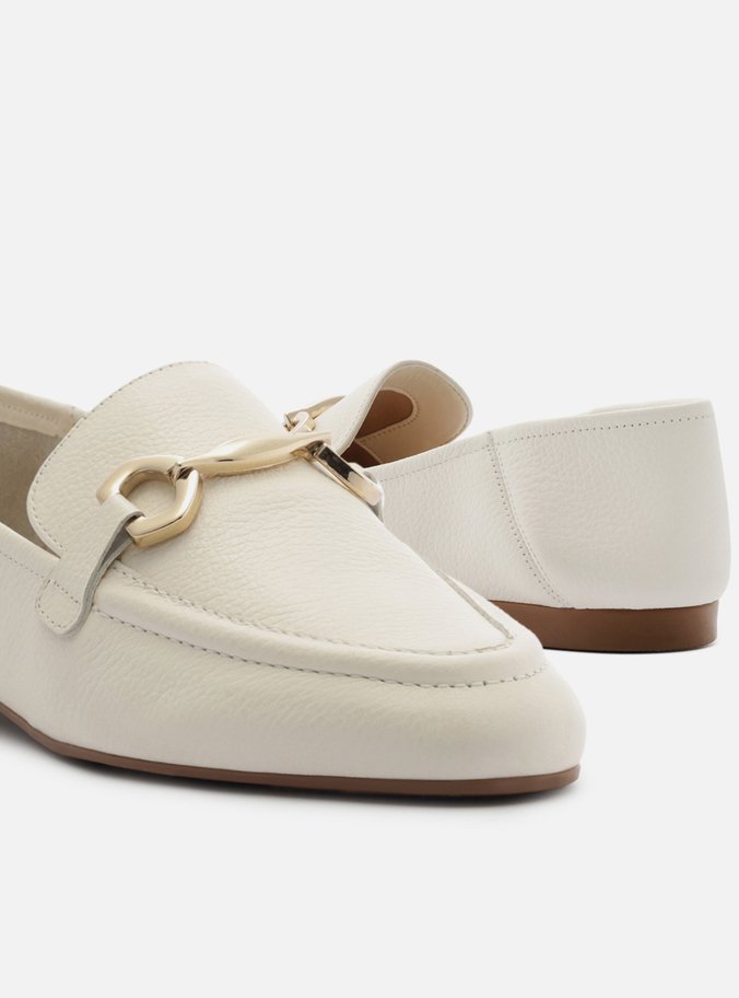 Mocassim Branco Couro Bridão Metálico Básico