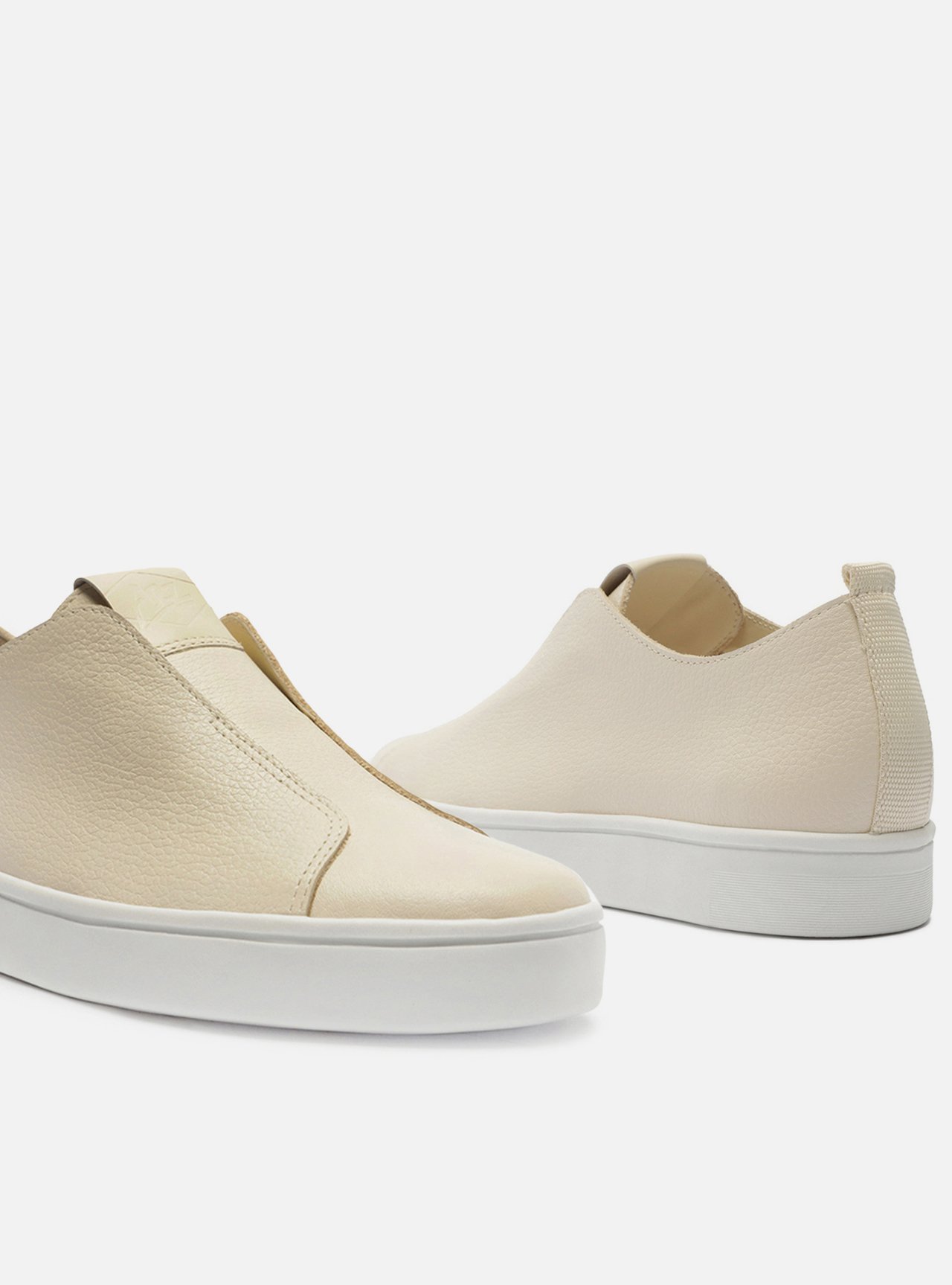 Tênis Slip On Off-White Couro Tag — foto 4