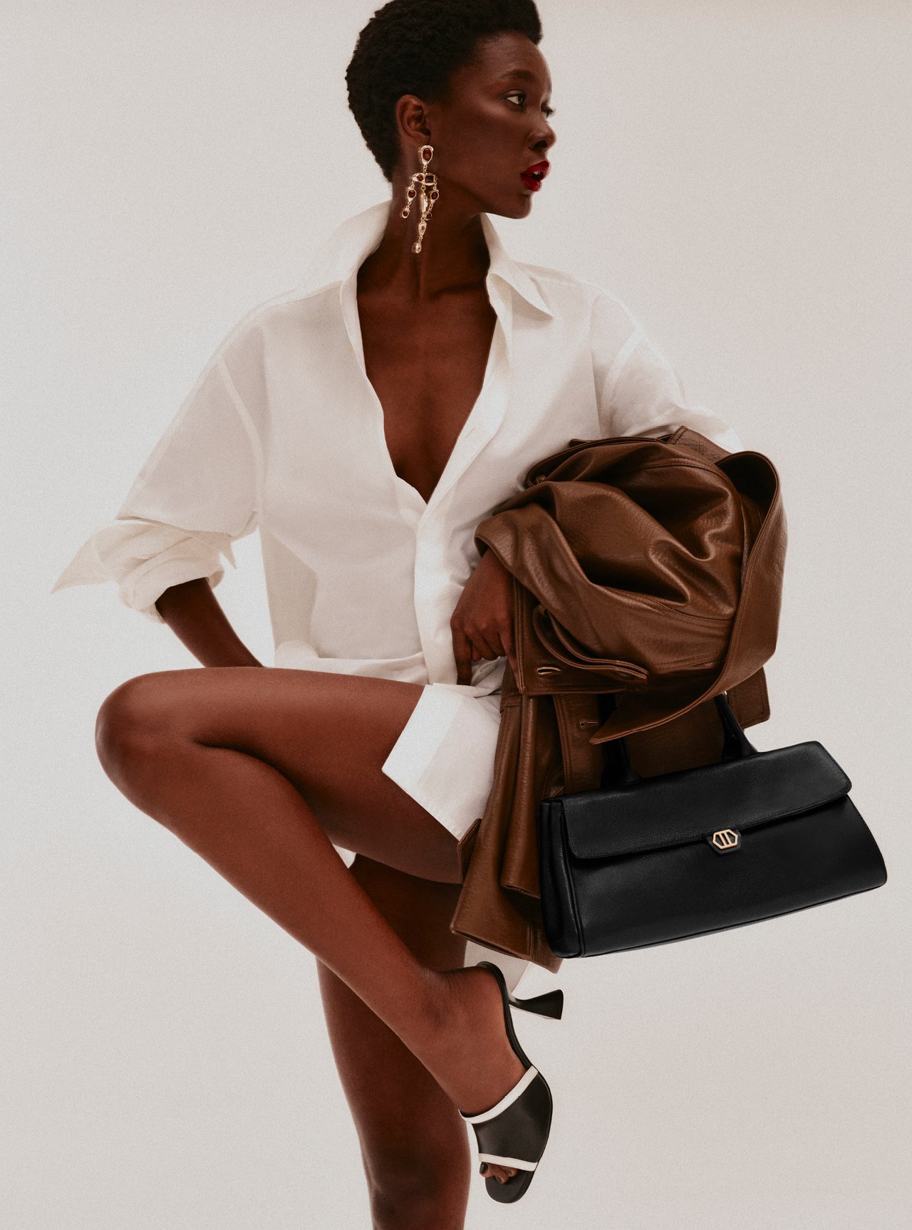 Bolsa Shoulder Preta Couro Média Metais — foto 6
