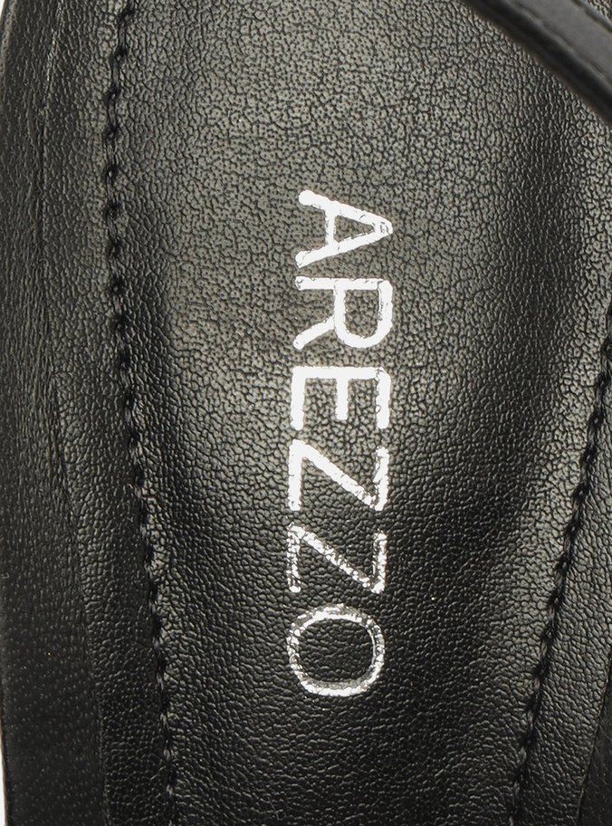 Scarpin Preto Couro Bico Fino Tiras Spikes