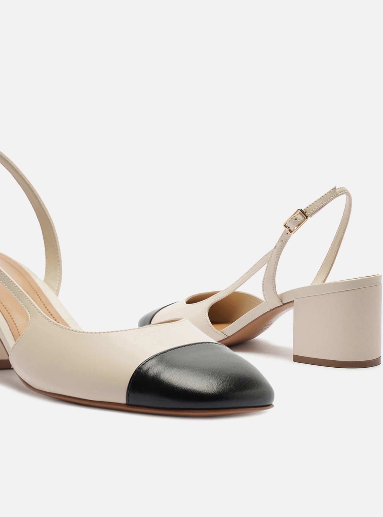 Scarpin Branco Couro Bloco Slingback Cap Toe Preto — foto 4