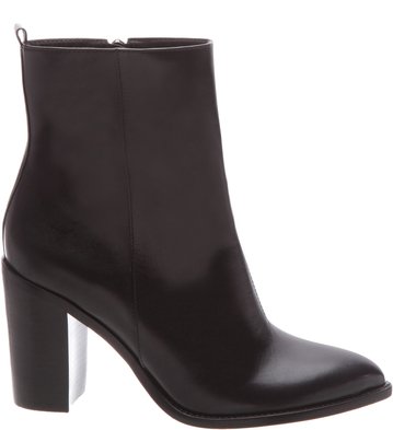 Bota Fechada Bico Preto