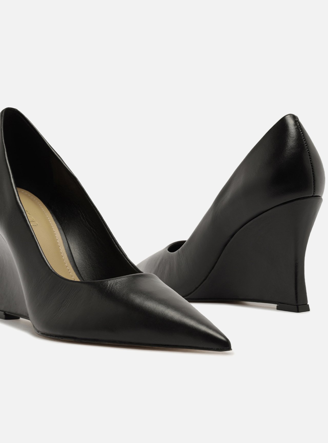 Scarpin Preto Couro Salto Alto Anabela — foto 4