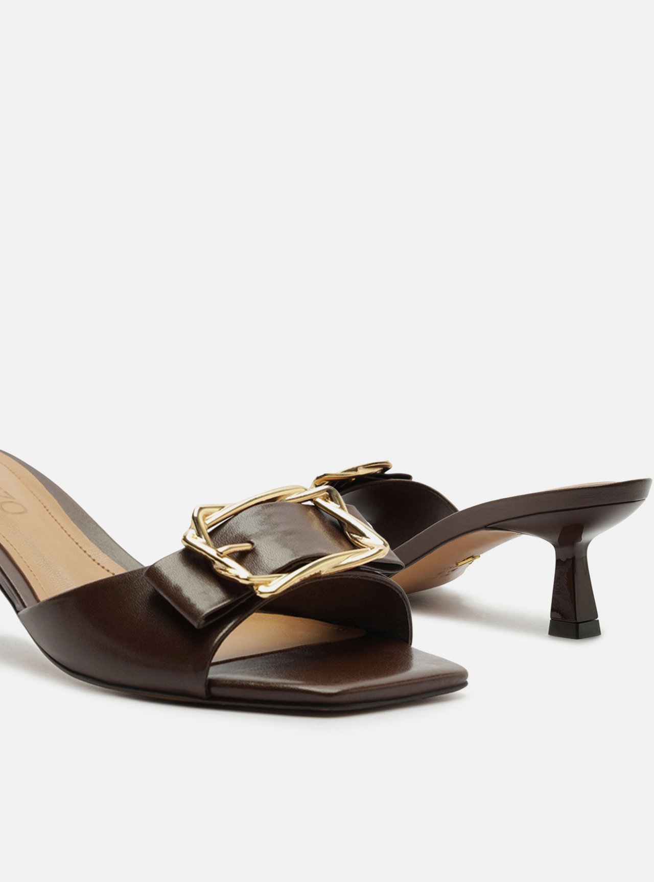 Mule Marrom Couro Salto Kitten Fivela Metal — foto 4