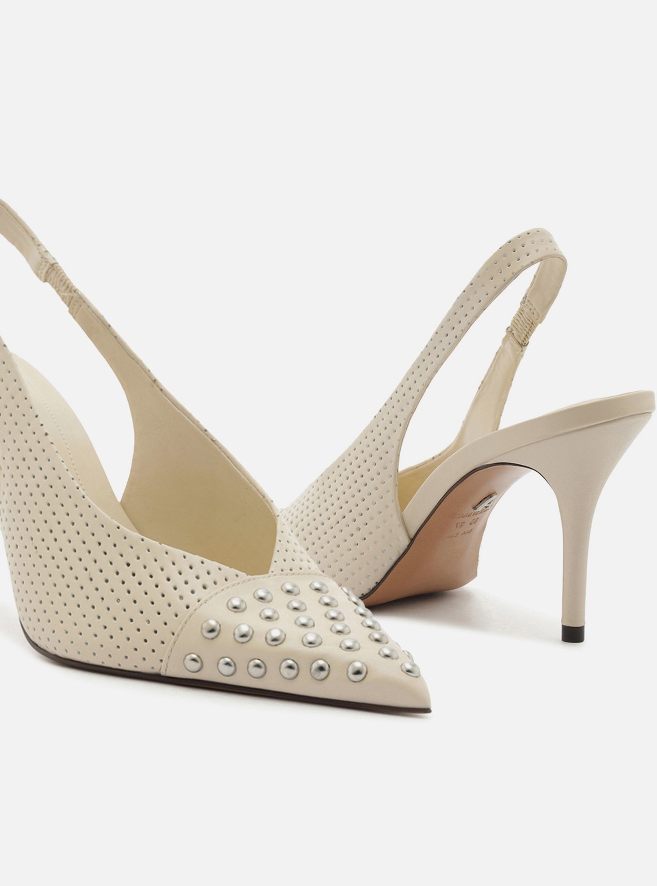 Scarpin Off-White Couro Salto Médio Tachas — foto 4