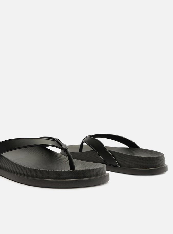 Chinelo de Dedo Preto Lara Brizza