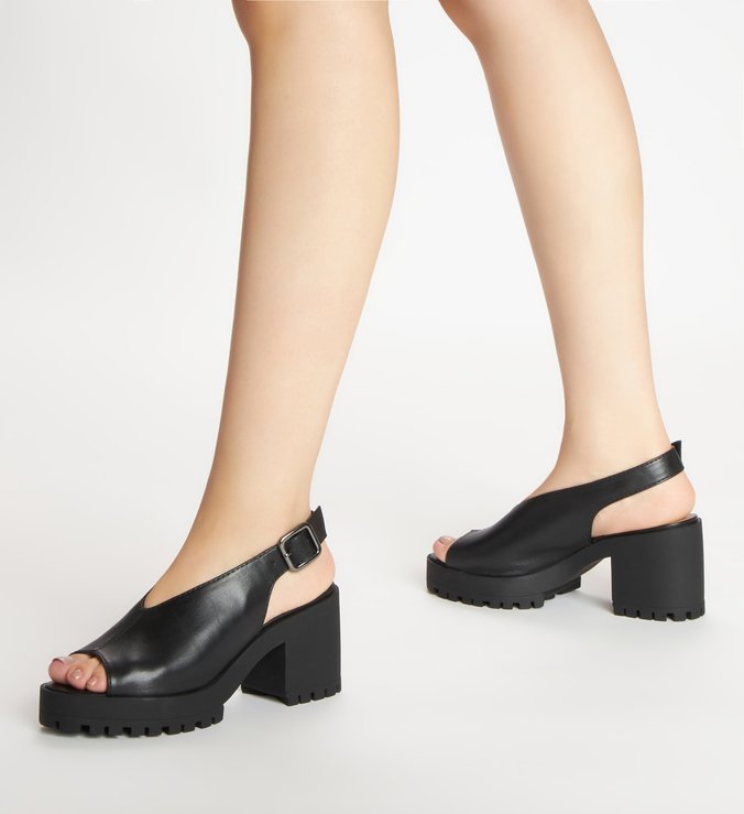 Sandal Boot Couro Preta Salto Médio Tratorado Fivela