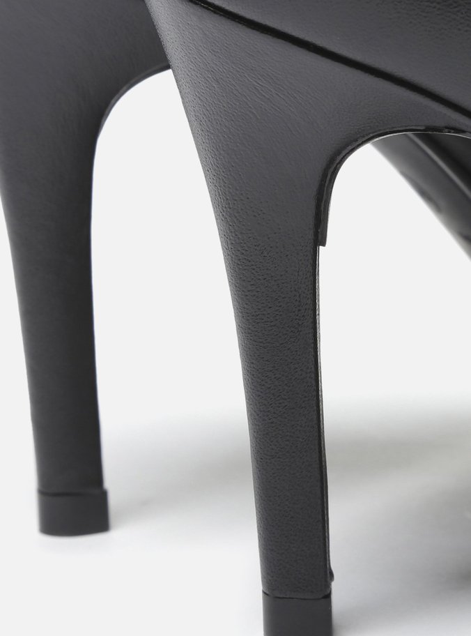 Scarpin Preto Couro Salto Médio Fino Detalhe