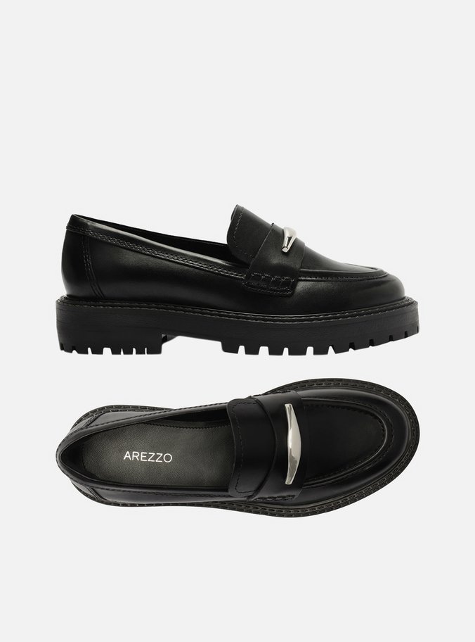 Mocassim Preto Couro Detalhe Metálico Tratorado