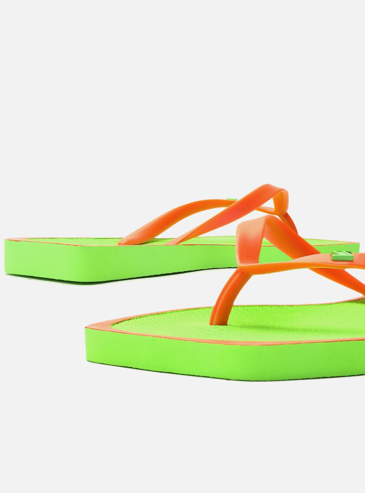 Chinelo de Dedo Verde com Tiras Laranja Brizza — foto 3