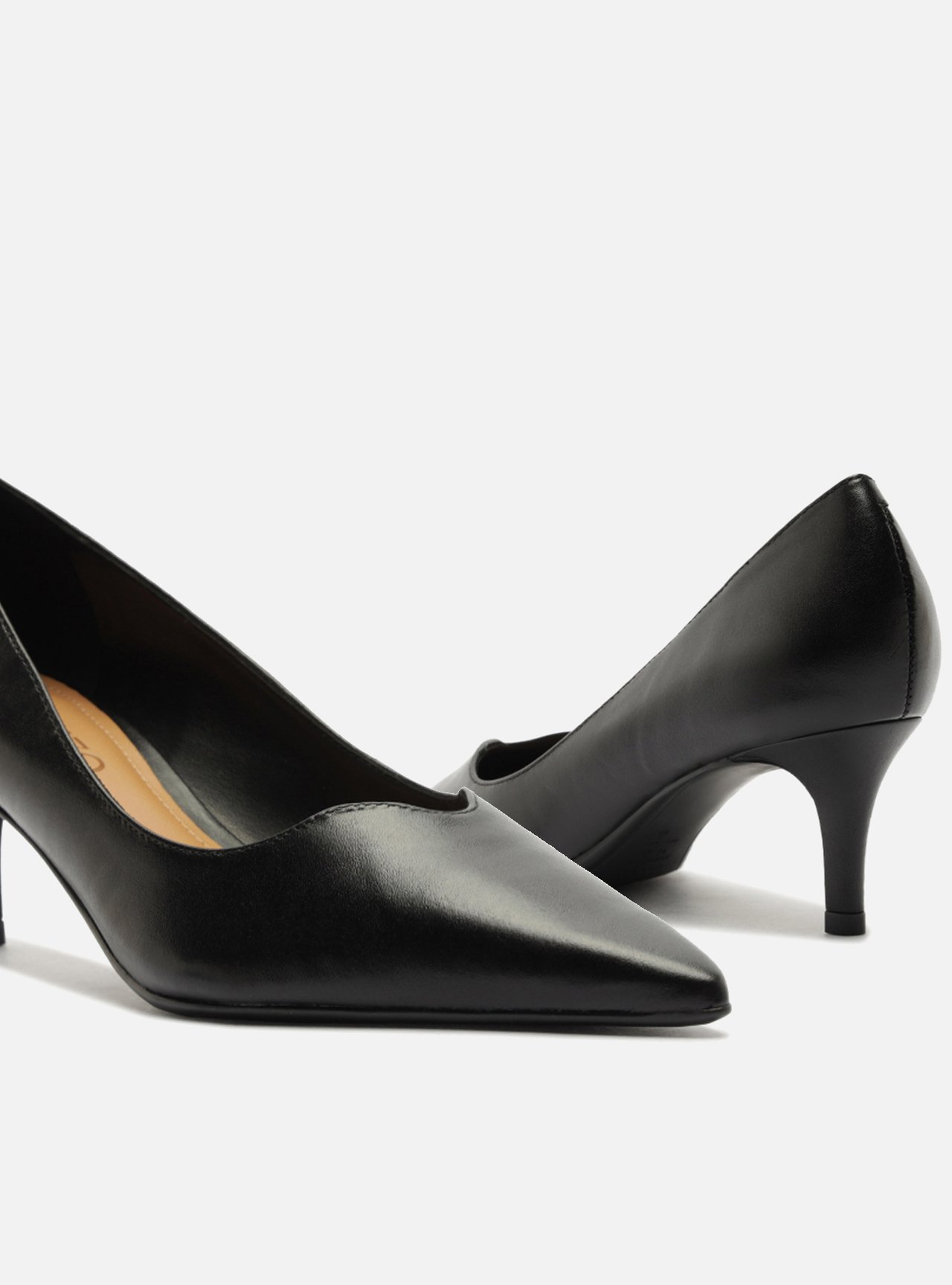 Scarpin Preto Couro Salto Baixo Fino — foto 4