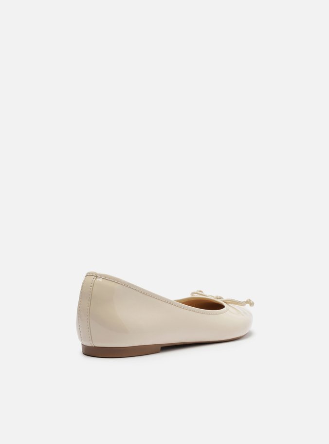 Sapatilha Off-White Verniz Bico Redondo Básica