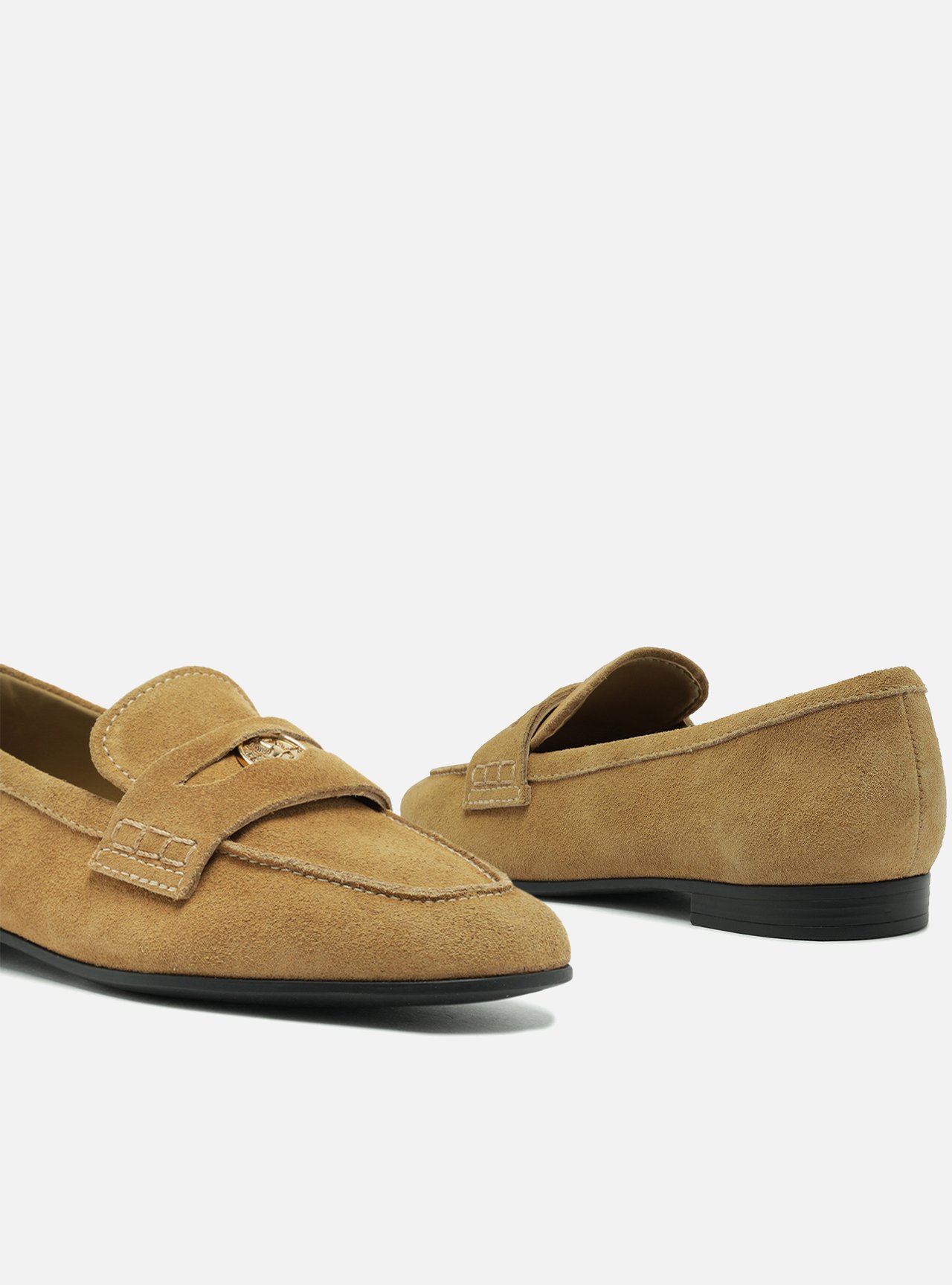 Mocassim Bege Suede Tira Medalha — foto 5